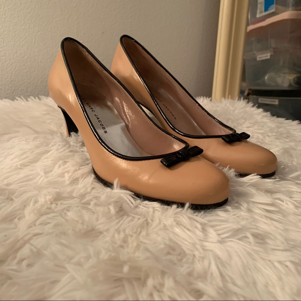 EUC Marc Jacobs Round Toed w/ Bow Leather Heels!